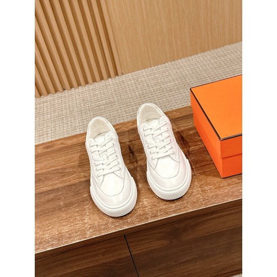 Skateboard shoes