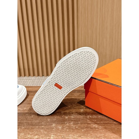 Skateboard shoes