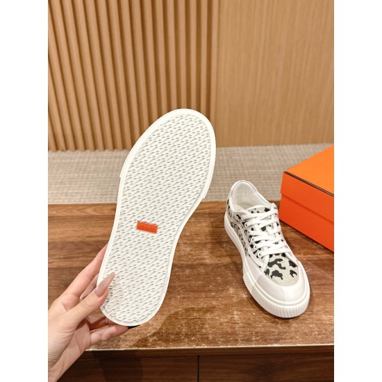 Skateboard shoes