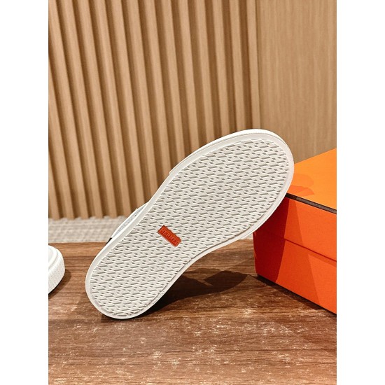 Skateboard shoes