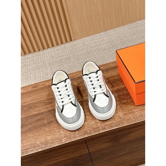 Skateboard shoes