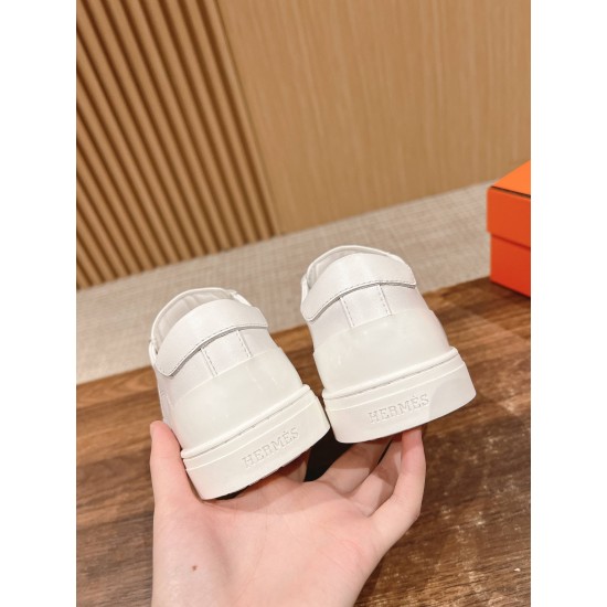 Skateboard shoes