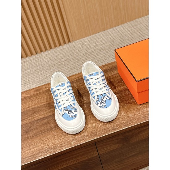 Skateboard shoes