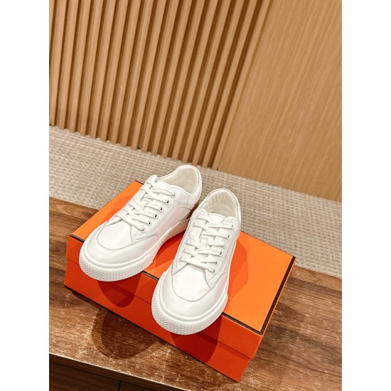 Skateboard shoes