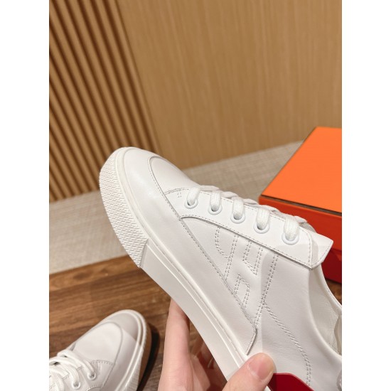 Skateboard shoes