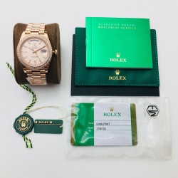 【EW Factory】又添新力作 V2升级版 市场最高版本 劳 力士Rolex星期日志型40MM，精彩细节：1⃣️ 表盘设有18ct金，镶钻石，6及9点钟位置镶方形钻石。2⃣️蚝式表壳结构，一体中层表壳，旋入式底盖及上链表冠。3⃣️结构尺寸厚度同步原装，直径40毫米，厚度为12毫米。4⃣️搭载3255自动上链机芯，快调瞬跳星期日历、做到调时、厚度、结构同步原版。EW匠心之作 欢迎您的品鉴！