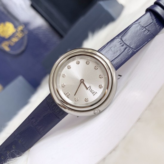 实拍 伯爵-PIAGET 女士腕表 瑞士石英机芯 316L精钢表壳 真牛皮表带 尺寸34*8mm 蓝宝石玻璃镜面 简约的设计,大胆而多彩的配色,以及旋转表圈是伯爵品牌 Possession腕表的特质所在。通过品牌制表师们天马星空的创意,将各个亮色的表带与贵金属、钻石、精钢材质相融,通过圆形盘面的演绎,令全新的 Possession腕表越发闪耀夺目,给人眼前一亮之感。 实拍 伯爵-PIAGET 女士腕表 瑞士石英机芯 316L精钢表壳 真牛皮表带 尺寸34*8mm 蓝宝石玻璃镜面 简约的设计,大胆而多彩的配色,以及旋转表圈是伯爵品牌 Possession腕表的特质所在。通过品牌制表师们天马星空的创意,将各个亮色的表带与贵金属、钻石、精钢材质相融,通过圆形盘面的演绎,令全新的 Possession腕表越发闪耀夺目,给人眼前一亮之感。