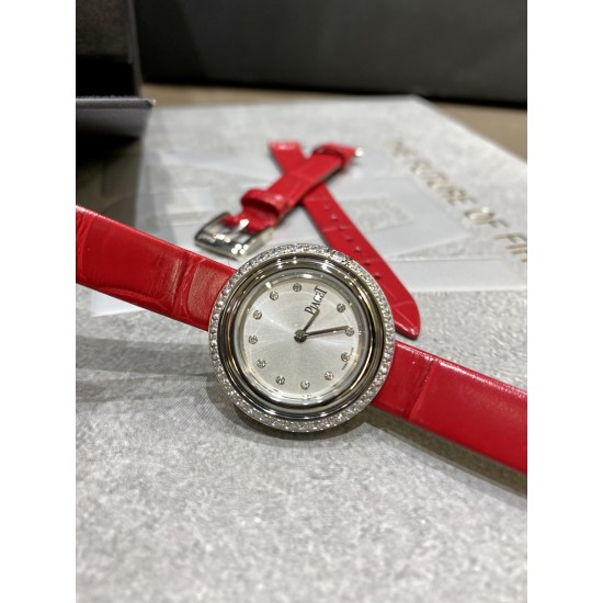 全网女生听我的!买它…❤️。 伯爵“时来运转”顶级奢侈品入门款精致的 29mm尺寸大小!第一眼看到它的时候我一眼就中,首先是外观设计足够百搭,➕上外层一圈可来回转动 很有寓意、一起“转动,遇见非凡”。上手很秀气,彩色鳄鱼皮可轻松拆卸 看上去就高端,机芯采用瑞士进口石英机芯,螺旋式表圈316L精钢打磨抛光 表面光亮如镜、表盘内圈钻石刻度 11颗⭕️圆形美钻(约0.07克拉)外圈一颗圆形美钻(约0.05克拉) 全网女生听我的!买它…❤️。 伯爵“时来运转”顶级奢侈品入门款精致的 29mm尺寸大小!第一眼看到它的时候我一眼就中,首先是外观设计足够百搭,➕上外层一圈可来回转动 很有寓意、一起“转动,遇见非凡”。上手很秀气,彩色鳄鱼皮可轻松拆卸 看上去就高端,机芯采用瑞士进口石英机芯,螺旋式表圈316L精钢打磨抛光 表面光亮如镜、表盘内圈钻石刻度 11颗⭕️圆形美钻(约0.07克拉)外圈一颗圆形美钻(约0.05克拉)