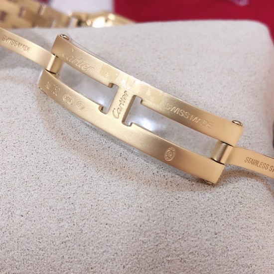 实拍 GF最强女表系列——卡地亚猎豹Panthre de Cartier。华丽而不羁,是Panthre de Cartier猎豹所传达的美学风格。它线条流畅,魅惑动人,柔软服帖于腕间,宛若在肌肤上翩翩起舞。独特的造型彰显成熟优雅、自信动人的女性形象。GF工厂以精湛技艺,原装开模,打造出与正品无异的精美流线表耳,与表壳一体成型。搭载瑞士朗达石英机芯,316L精钢壳套,尺寸:27 x 37毫米,厚度:6毫米,镀银表盘,剑形蓝钢指针,100%三度防水。搭配专柜旅行包装物料 实拍 GF最强女表系列——卡地亚猎豹Panthre de Cartier。华丽而不羁,是Panthre de Cartier猎豹所传达的美学风格。它线条流畅,魅惑动人,柔软服帖于腕间,宛若在肌肤上翩翩起舞。独特的造型彰显成熟优雅、自信动人的女性形象。GF工厂以精湛技艺,原装开模,打造出与正品无异的精美流线表耳,与表壳一体成型。搭载瑞士朗达石英机芯,316L精钢壳套,尺寸:27 x 37毫米,厚度:6毫米,镀银表盘,剑形蓝钢指针,100%三度防水。搭配专柜旅行包装物料