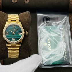 【EW Factory2021墙裂推荐】最美劳.力士Rolex蚝式恒动日志型31MM系列女士腕表！1⃣️搭配瑞士进口机芯，品质稳定可靠！2⃣️与原装一致厚度11毫米，表径31毫米！修正市场其它版本不足，市场其它版本尺寸厚度不对，一眼假！3⃣️天然孔雀石表面，每一块都是独一无二！4⃣️ 一体成型中层表壳，旋入式底盖及上链表冠！5⃣️顶级做工，每条表带与表耳完美契合，给予手腕最高的舒适度！每个极致的细节都是EW Factory匠心开发的精品精髓！欢迎您的品鉴！