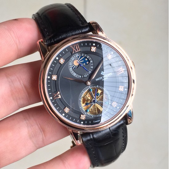 时尚新款 PATEK PHILIPPE【新年巨献 最高版本】百达翡丽超级多功能系列（功能 12字位日月星辰显示 6字位飞达显示）和原装一样的带水平压纹工艺，带荧光刻度 ，42mm直径。316L精钢镀金，原装进口镀膜水晶镜面。字面的外钻为施华洛世奇钻，通透闪亮，气质非凡。在目前技术范畴内尽可能接近原装，此款腕表让您驾驭所有场合。
