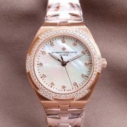 实拍【Vacheron Constantin江诗丹顿】纵横四海系列OVERSEAS女款小号型钢带款——一款极具魅力和旅行精神的女性腕表【表壳】直径36mm适合大部分女性佩戴，84颗圆形切割施华洛水更是钻璀璨夺目 【表盘】简约的大三针设计  旭日纹缎面拉丝的工艺处理 深邃优雅 时标均带白色夜光涂层 【机芯】CITIZEN8系列改Cal.5300机芯（机芯稳定零返修 ） 原装18k纳米镀金质摆陀