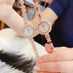 肖帮 手链系列✨高端大气✨全新上市品牌：肖邦- Chopard 款式：女士腕表（高端大气）机芯：进口石英机芯材料：镀膜高密度镜面，铜壳，钢扣底盖：密底表带：斯华诺世奇水晶钻表带表扣：原装折叠扣尺寸：直径26mm  厚度7.5mm
