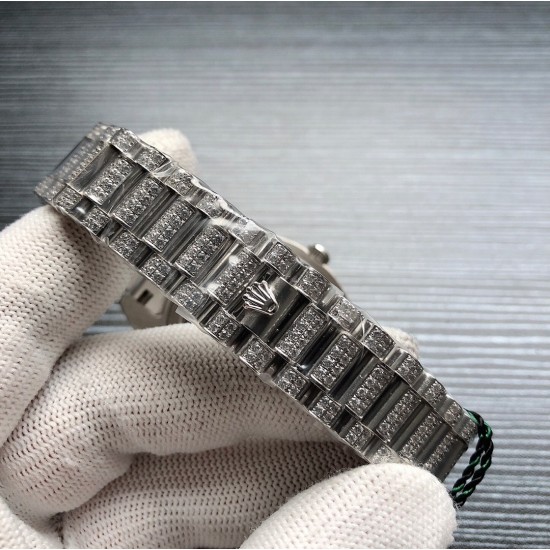 劳力士ROLEX R40 SF Factory 新款Oyster Perpetual Pearlmaster 39(蚝式恒动Pearlmaster 39)腕表,堪为宝石镶嵌腕表系列之瑰宝。 永恒黄金腕表镶嵌最珍稀的钻石,充分展现劳力士在宝石镶嵌方面的非凡技艺。品牌:Rolex劳力士系列:蚝式恒动腕表机芯:全自动机械表带:镶钻精钢表链尺寸:43.5 x 13mm材料:316精钢+蓝宝石玻璃 三杰精致推荐男士机械腕表 SJ为你精心打造超真实实物图拍摄 劳力士ROLEX R40 SF Factory 新款Oyster Perpetual Pearlmaster 39(蚝式恒动Pearlmaster 39)腕表,堪为宝石镶嵌腕表系列之瑰宝。 永恒黄金腕表镶嵌最珍稀的钻石,充分展现劳力士在宝石镶嵌方面的非凡技艺。品牌:Rolex劳力士系列:蚝式恒动腕表机芯:全自动机械表带:镶钻精钢表链尺寸:43.5 x 13mm材料:316精钢+蓝宝石玻璃 三杰精致推荐男士机械腕表 SJ为你精心打造超真实实物图拍摄