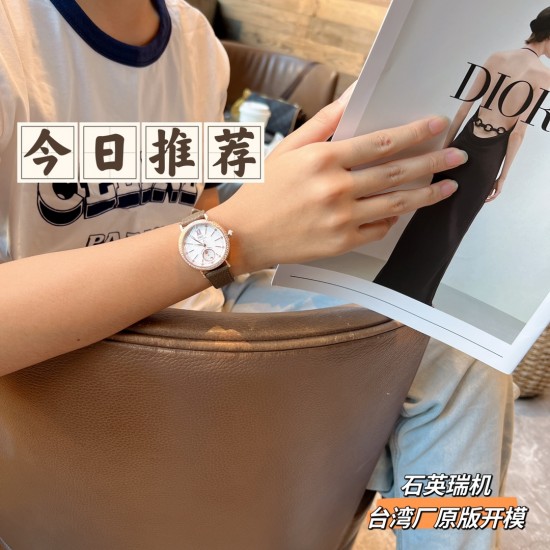 ✨✨IWC万国柏涛菲诺女表 ——昼夜与星辰,一昼一夜一更替✨✨♥️♥️日月为你转动,把星辰赠予你♥️♥️昼夜显示腕表具有的象征意义,代表着时间的流逝和自然的更迭,日月星辰随时间变化,如太阳随着一天的日出逐渐升起,月亮和星星轮流出现在表盘中,展现腕表的精致和优雅所带有的浪漫色彩,让我们感受到时间的魅力和自然的力量!腕表精致简约,风格百搭,34mm的尺寸更显利落别致,精致美观,也更适合女神的纤细手腕佩戴!内部搭载石英瑞士机芯,蓝宝石玻璃,表带搭配快拆系统! ✨✨IWC万国柏涛菲诺女表 ——昼夜与星辰,一昼一夜一更替✨✨♥️♥️日月为你转动,把星辰赠予你♥️♥️昼夜显示腕表具有的象征意义,代表着时间的流逝和自然的更迭,日月星辰随时间变化,如太阳随着一天的日出逐渐升起,月亮和星星轮流出现在表盘中,展现腕表的精致和优雅所带有的浪漫色彩,让我们感受到时间的魅力和自然的力量!腕表精致简约,风格百搭,34mm的尺寸更显利落别致,精致美观,也更适合女神的纤细手腕佩戴!内部搭载石英瑞士机芯,蓝宝石玻璃,表带搭配快拆系统!