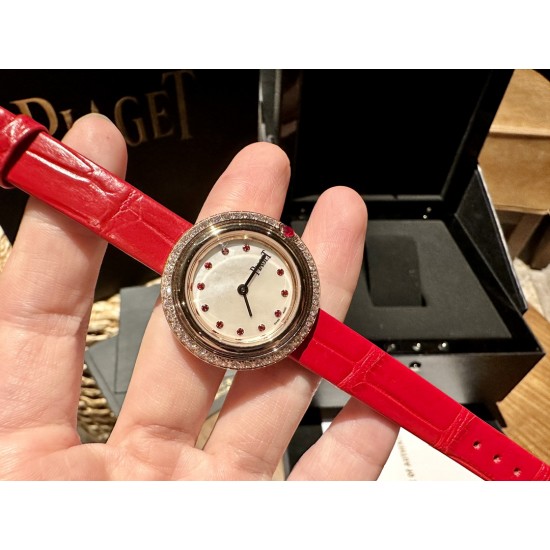 伯爵时来运转“新年限定款”❤️本命年色 太好看了吧mini尺寸:29mm第一眼看到它的时候我一眼就中,首先是外观设计足够百搭,➕上外层一圈可来回转动 很有寓意、一起“转动,遇见非凡”。上手很秀气,大红色鳄鱼皮可轻松拆卸 看上去就高端,机芯采用瑞士进口石英机芯,螺旋式表圈316L精钢打磨抛光 表面光亮如镜、表盘内圈钻石刻度 11颗⭕️圆形美钻(约0.07克拉)外圈一颗圆形美钻(约0.05克拉) 伯爵时来运转“新年限定款”❤️本命年色 太好看了吧mini尺寸:29mm第一眼看到它的时候我一眼就中,首先是外观设计足够百搭,➕上外层一圈可来回转动 很有寓意、一起“转动,遇见非凡”。上手很秀气,大红色鳄鱼皮可轻松拆卸 看上去就高端,机芯采用瑞士进口石英机芯,螺旋式表圈316L精钢打磨抛光 表面光亮如镜、表盘内圈钻石刻度 11颗⭕️圆形美钻(约0.07克拉)外圈一颗圆形美钻(约0.05克拉)