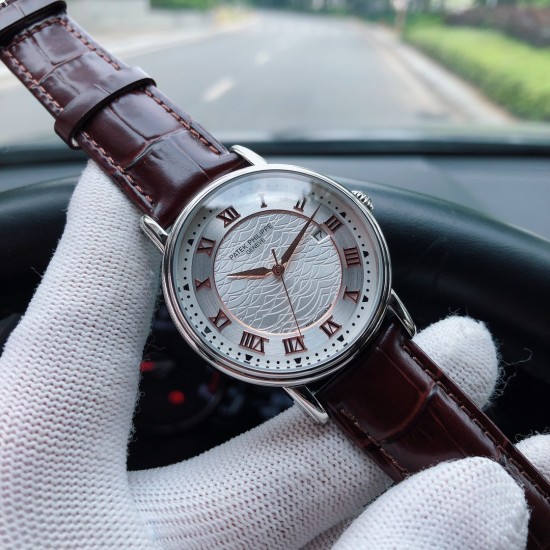 SJ出品 品牌:百达翡丽-PATEK PHILIPPE Z2 精品男士腕表,简约三针搭配3字位单日历设计,316精钢表壳,进口全自动机芯(超准走时)尺寸:40mm厚12mm,顶级进口牛皮表带,装配原装针扣 A级水晶镜面 三杰精致推荐男士精品机械腕表 精致传承真实效果 SJ品质的保证 SJ出品 品牌:百达翡丽-PATEK PHILIPPE Z2 精品男士腕表,简约三针搭配3字位单日历设计,316精钢表壳,进口全自动机芯(超准走时)尺寸:40mm厚12mm,顶级进口牛皮表带,装配原装针扣 A级水晶镜面 三杰精致推荐男士精品机械腕表 精致传承真实效果 SJ品质的保证