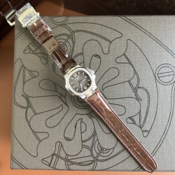 百达翡丽Nautilus 系列7010R最美鹦鹉螺。整个表盘、表壳以及标志性的“锚链式”表耳都采用全手工雪花密镶钻石，以优雅外观体现超卓工艺，美若冰晶，腕表中的“蓝血贵族”。采用32mm表径 上手贴合，进口石英机芯 走时精准，表壳采用不锈钢18k镀玫瑰金，表圈镶嵌46颗，搭配美洲鳄鱼皮表带。送礼自戴首选！