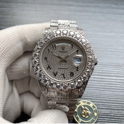 劳力士ROLEX R40 SF Factory 新款Oyster Perpetual Pearlmaster 39（蚝式恒动Pearlmaster 39）腕表，堪为宝石镶嵌腕表系列之瑰宝。 永恒黄金腕表镶嵌最珍稀的钻石，充分展现劳力士在宝石镶嵌方面的非凡技艺。品牌:Rolex劳力士系列:蚝式恒动腕表机芯:全自动机械表带:镶钻精钢表链尺寸:43.5 x 13mm材料:316精钢+蓝宝石玻璃 三杰精致推荐男士机械腕表 SJ为你精心打造超真实实物图拍摄