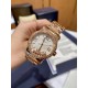 《YF出品》萧邦Happy Diamonds系列在女士腕表当中非常具有标志性,这款腕表拥有36和30毫米的腕表直径,对于大部分女士来说这个尺寸刚刚好。极具标志性的表壳设计搭配银色表盘,盘面上转动的钻石是萧邦Happy Diamonds最大的亮点设计所在。腕表搭载了自动上链机芯,能够为腕表提供42个小时的动力储存。。。YF臻品(2021新鲜上市):萧邦HAPPY DIAMONDS系列274893-5003腕表(精钢-玫瑰金-白色贝壳表盘,7颗彩色活动钻石,2892-2全自动机械,36毫米) 《YF出品》萧邦Happy Diamonds系列在女士腕表当中非常具有标志性,这款腕表拥有36和30毫米的腕表直径,对于大部分女士来说这个尺寸刚刚好。极具标志性的表壳设计搭配银色表盘,盘面上转动的钻石是萧邦Happy Diamonds最大的亮点设计所在。腕表搭载了自动上链机芯,能够为腕表提供42个小时的动力储存。。。YF臻品(2021新鲜上市):萧邦HAPPY DIAMONDS系列274893-5003腕表(精钢-玫瑰金-白色贝壳表盘,7颗彩色活动钻石,2892-2全自动机械,36毫米)