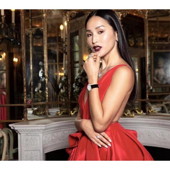 实拍 伯爵全新Limelight Gala系列!走颜值路线的伯爵女表,公然表示,伯爵最好看的女表就是Limelight Gala。它的流线型设计带出了女人妩媚感,而且,非常有辨识型,属于“第一眼伯爵”腕表以迷人的不对称曲线及精湛的宝石镶嵌工艺,杰出设计及珠宝完美融为一体!全新作品嵌入直径更大的华丽美钻,莹白臻美的珍珠贝表盘,搭配黑色 红色 绿色 三色牛皮表带。凸显钻石的熠熠华彩,诠释隽永不凡的经典设计 实拍 伯爵全新Limelight Gala系列!走颜值路线的伯爵女表,公然表示,伯爵最好看的女表就是Limelight Gala。它的流线型设计带出了女人妩媚感,而且,非常有辨识型,属于“第一眼伯爵”腕表以迷人的不对称曲线及精湛的宝石镶嵌工艺,杰出设计及珠宝完美融为一体!全新作品嵌入直径更大的华丽美钻,莹白臻美的珍珠贝表盘,搭配黑色 红色 绿色 三色牛皮表带。凸显钻石的熠熠华彩,诠释隽永不凡的经典设计