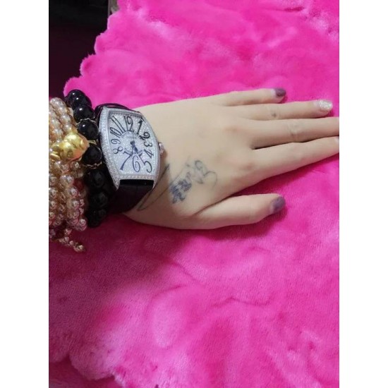 法穆兰 Franck Muller 是深受时尚白领及众多明星追捧的顶级腕表品牌,法兰克穆勒的标志性特征是其酒桶型表壳和夸张的弧度设计,同时也拥有精湛的制表工艺,法兰克穆勒手表凝聚了无限心血、承载了无尽情感,是鉴赏家眼中出类拔萃、独一无二的完美杰作。尺寸32mm*45mm*12mm。 法穆兰 Franck Muller 是深受时尚白领及众多明星追捧的顶级腕表品牌,法兰克穆勒的标志性特征是其酒桶型表壳和夸张的弧度设计,同时也拥有精湛的制表工艺,法兰克穆勒手表凝聚了无限心血、承载了无尽情感,是鉴赏家眼中出类拔萃、独一无二的完美杰作。尺寸32mm*45mm*12mm。