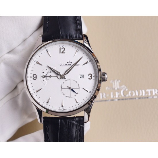 积家 Jaeger-leCoultre Master Ultra Thin 24 times 积家超薄日夜大师系列42mm腕表,日夜显示及3位日历显示令表盘尽显活力,5位跳动的小秒针宛如一幕和谐美妙的腕上芭蕾。透过玻璃底盖,机芯运行一目了然。 积家 Jaeger-leCoultre Master Ultra Thin 24 times 积家超薄日夜大师系列42mm腕表,日夜显示及3位日历显示令表盘尽显活力,5位跳动的小秒针宛如一幕和谐美妙的腕上芭蕾。透过玻璃底盖,机芯运行一目了然。