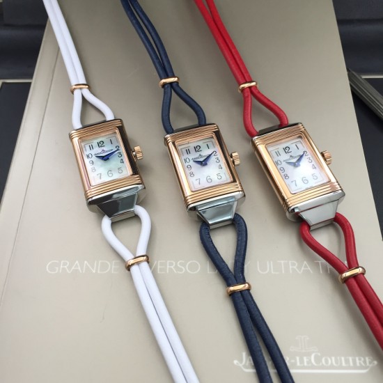 JAEGER-LECOULTRE 积家一号女装丝链翻转腕表瑞士石英1:1精致刻复 个性独特魅力,尺寸:33mmx16mm。材质:精钢打造,蓝宝水晶玻璃,太阳放射油压表盘,蓝色太妃形指针,搭配意大利纤细小牛皮绳,尽显貴族的风范! JAEGER-LECOULTRE 积家一号女装丝链翻转腕表瑞士石英1:1精致刻复 个性独特魅力,尺寸:33mmx16mm。材质:精钢打造,蓝宝水晶玻璃,太阳放射油压表盘,蓝色太妃形指针,搭配意大利纤细小牛皮绳,尽显貴族的风范!