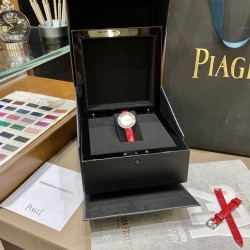 全网女生听我的！买它…❤️。     伯爵“时来运转”顶级奢侈品入门款精致的 29mm尺寸大小！第一眼看到它的时候我一眼就中，首先是外观设计足够百搭，➕上外层一圈可来回转动 很有寓意、一起“转动，遇见非凡”。上手很秀气，彩色鳄鱼皮可轻松拆卸 看上去就高端，机芯采用瑞士进口石英机芯，螺旋式表圈316L精钢打磨抛光 表面光亮如镜、表盘内圈钻石刻度 11颗⭕️圆形美钻（约0.07克拉）外圈一颗圆形美钻（约0.05克拉）