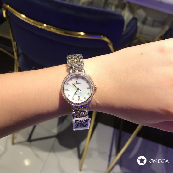 欧米茄 OMEGA 精品女神水滴系列腕表。316L精钢材质,进口石英机芯,原装折叠扣,精致唯美的设计,让您的美丽无处不在,也将华丽与经典融合,创造出惊艳巨作,表盘清新淡雅,色彩的格调将华丽装点腕间,悦享浪漫之感。尺寸28mm。 欧米茄 OMEGA 精品女神水滴系列腕表。316L精钢材质,进口石英机芯,原装折叠扣,精致唯美的设计,让您的美丽无处不在,也将华丽与经典融合,创造出惊艳巨作,表盘清新淡雅,色彩的格调将华丽装点腕间,悦享浪漫之感。尺寸28mm。