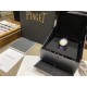 全网女生听我的!买它…❤️。 伯爵“时来运转”顶级奢侈品入门款第一眼看到它的时候我一眼就中,首先是外观设计足够百搭,旋转式表圈可自由转动,外层一圈可来回转动 很有寓意、一起“转动,遇见非凡”。百搭中号34尺寸!上手很秀气,彩色鳄鱼皮可轻松拆卸 看上去就高端,机芯采用瑞士进口石英机芯,螺旋式表圈316L精钢打磨抛光 表面光亮如镜、表盘内圈钻石刻度 11颗⭕️圆形美钻、外圈42颗圆形美钻 全网女生听我的!买它…❤️。 伯爵“时来运转”顶级奢侈品入门款第一眼看到它的时候我一眼就中,首先是外观设计足够百搭,旋转式表圈可自由转动,外层一圈可来回转动 很有寓意、一起“转动,遇见非凡”。百搭中号34尺寸!上手很秀气,彩色鳄鱼皮可轻松拆卸 看上去就高端,机芯采用瑞士进口石英机芯,螺旋式表圈316L精钢打磨抛光 表面光亮如镜、表盘内圈钻石刻度 11颗⭕️圆形美钻、外圈42颗圆形美钻