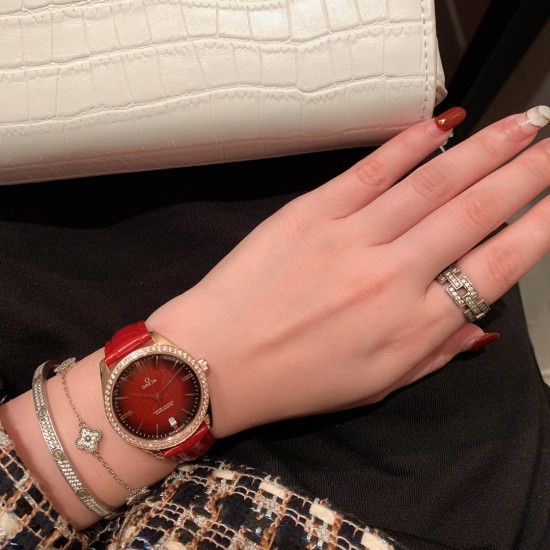 ★实拍 欧米茄-OMEGA 欧米茄碟飞名典系列 女士腕表 欧米茄名典腕表诞生于1949年,其纤薄而典雅的金质表壳别具一格,内部搭载的超薄机芯极具传奇色彩。渐变色弧面表盘,搭配抛光18K金指针,6点位设置有日历窗口,34mm玫瑰金表壳配以多色双面意大利牛皮表带。低调的奢华,简约而不简单. ★实拍 欧米茄-OMEGA 欧米茄碟飞名典系列 女士腕表 欧米茄名典腕表诞生于1949年,其纤薄而典雅的金质表壳别具一格,内部搭载的超薄机芯极具传奇色彩。渐变色弧面表盘,搭配抛光18K金指针,6点位设置有日历窗口,34mm玫瑰金表壳配以多色双面意大利牛皮表带。低调的奢华,简约而不简单.
