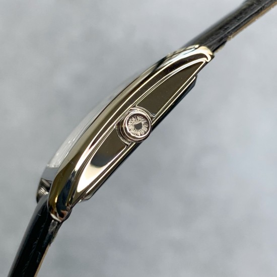 渠道货!浪琴表黛绰维纳鳄鱼皮系列!20.80 X 32.00mm 石英女士腕表!正品机芯L178石英机芯!拥有低电量提醒功能!石英机芯没电了秒针会四秒一跳!这个时候就需要换电池啦!浪琴排名皇后级别的当属黛绰维纳系列女表 以意大利语中的Dolce Vita为名 寓意甜美生活 寓意意式生活邂逅现代浪漫 通过几何线条与柔美曲线塑造出现代优雅与妩媚姿态 银色表盘的雕花、贝母表盘上镶嵌13颗钻石,以及蓝钢指针等精致细节都烘托出佩戴者纯正的优雅与贵气 ,不使用,不影响二次销售,支持退换,终身保修。 渠道货!浪琴表黛绰维纳鳄鱼皮系列!20.80 X 32.00mm 石英女士腕表!正品机芯L178石英机芯!拥有低电量提醒功能!石英机芯没电了秒针会四秒一跳!这个时候就需要换电池啦!浪琴排名皇后级别的当属黛绰维纳系列女表 以意大利语中的Dolce Vita为名 寓意甜美生活 寓意意式生活邂逅现代浪漫 通过几何线条与柔美曲线塑造出现代优雅与妩媚姿态 银色表盘的雕花、贝母表盘上镶嵌13颗钻石,以及蓝钢指针等精致细节都烘托出佩戴者纯正的优雅与贵气 ,不使用,不影响二次销售,支持退换,终身保修。