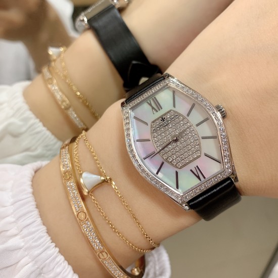 实拍 江诗丹顿-Vacheron Constantin 作为世界上历史悠久的钟表制造商从未停止生产,秉承悉力以赴,精益求精的品牌座右铭,其中有一款-Malte系列25530/000R-9742,经典酒桶型婉表,防磨水晶镜面,内部经反光处理,配置瑞士原装石英机芯,尺寸28.40*38.67毫米,厚度7.28毫米。表壳电镀18K白金/玫瑰金,表带有布绢带,牛皮带两种选择,针扣配带.市面最高版本,你值得拥有! 实拍 江诗丹顿-Vacheron Constantin 作为世界上历史悠久的钟表制造商从未停止生产,秉承悉力以赴,精益求精的品牌座右铭,其中有一款-Malte系列25530/000R-9742,经典酒桶型婉表,防磨水晶镜面,内部经反光处理,配置瑞士原装石英机芯,尺寸28.40*38.67毫米,厚度7.28毫米。表壳电镀18K白金/玫瑰金,表带有布绢带,牛皮带两种选择,针扣配带.市面最高版本,你值得拥有!