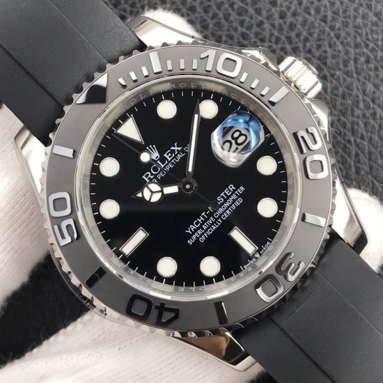 2019新款游艇到货，劳力士ROLEX游艇名仕型 装载2836机芯，双向旋转60分钟刻度外圈配哑黑色Cerachrom陶质圈口，凸显抛光立体数字！新款时针增大，分针缩细，增强了可读性。新款Pyesterflex橡胶表带亦配备蚝式保险扣，人性化二级可剪设计，佩戴稳固从而更加舒适！字面刻度填充进口Chromalight长效果蓝色物料！原装保护胶罩，超级复刻，只有少量，速度要快，动作要帅[机智]现下单外赠一副橡胶表带。
