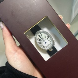 ⚠️到货啦 新版宝玑              实拍 Breguet-宝玑那不勒斯皇后系列！        史上最强最美 超薄 最新升级版本 绝对值得拥有的一款 正品一致的拉丁料绢表带 蓝宝石拱桥弧形玻璃 表盘用天然白色珍珠母贝 阿拉伯数字时符 经典的蓝钢宝玑指针 6点位设有一颗水滴形钻石  机芯是586/1自动上链机  我们一直正品完美复刻 那不勒斯皇后款 绝对的女神气质名媛款 最重要的是百搭得来不失少女心 必入款❗带上一秒变女神，各种派对，晚会，聚会，约会，发布会，让你BlingBling。