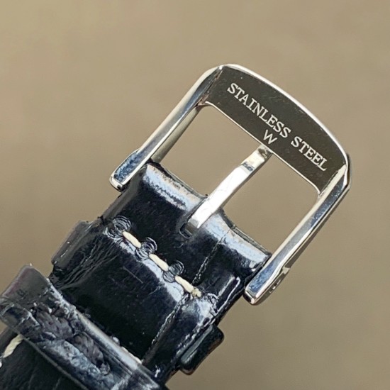 渠道货!浪琴表黛绰维纳鳄鱼皮系列!20.80 X 32.00mm 石英女士腕表!正品机芯L178石英机芯!拥有低电量提醒功能!石英机芯没电了秒针会四秒一跳!这个时候就需要换电池啦!浪琴排名皇后级别的当属黛绰维纳系列女表 以意大利语中的Dolce Vita为名 寓意甜美生活 寓意意式生活邂逅现代浪漫 通过几何线条与柔美曲线塑造出现代优雅与妩媚姿态 银色表盘的雕花、贝母表盘上镶嵌13颗钻石,以及蓝钢指针等精致细节都烘托出佩戴者纯正的优雅与贵气 渠道货!浪琴表黛绰维纳鳄鱼皮系列!20.80 X 32.00mm 石英女士腕表!正品机芯L178石英机芯!拥有低电量提醒功能!石英机芯没电了秒针会四秒一跳!这个时候就需要换电池啦!浪琴排名皇后级别的当属黛绰维纳系列女表 以意大利语中的Dolce Vita为名 寓意甜美生活 寓意意式生活邂逅现代浪漫 通过几何线条与柔美曲线塑造出现代优雅与妩媚姿态 银色表盘的雕花、贝母表盘上镶嵌13颗钻石,以及蓝钢指针等精致细节都烘托出佩戴者纯正的优雅与贵气