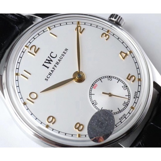 IWC 万国(葡萄牙系列)V3版 IW545408型腕表,简称“琼斯之剑”。正品开模,干练整洁,专为男士打造的腕表。锅盖蓝宝石玻璃,手动上弦的滴答声,背透镶嵌的红宝石,来回摆动的游丝走线,纯粹的机械之美,都让每个狂热的机械爱好者深深着迷!表盘尺寸:44毫米X10机芯类型:手动机㭜系列型号:98295动力储存:46小时表镜材质:兰宝石玻璃表带材质:意大利小牛皮表扣类型:针扣后盖表底:透底功能风格:6位小秒针,纯粹机械之美! IWC 万国(葡萄牙系列)V3版 IW545408型腕表,简称“琼斯之剑”。正品开模,干练整洁,专为男士打造的腕表。锅盖蓝宝石玻璃,手动上弦的滴答声,背透镶嵌的红宝石,来回摆动的游丝走线,纯粹的机械之美,都让每个狂热的机械爱好者深深着迷!表盘尺寸:44毫米X10机芯类型:手动机㭜系列型号:98295动力储存:46小时表镜材质:兰宝石玻璃表带材质:意大利小牛皮表扣类型:针扣后盖表底:透底功能风格:6位小秒针,纯粹机械之美!