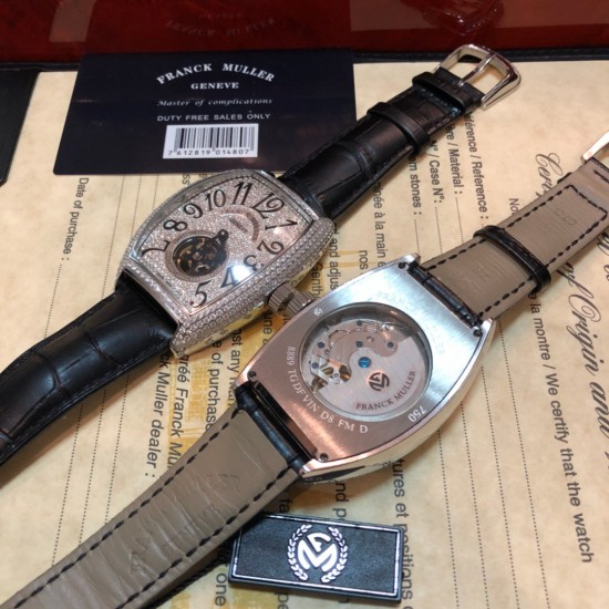 【独家实拍 法兰克穆勒-Franck muller 男士腕表 】法兰克穆勒 FM全新升级版 酒桶满天星,8880 CC AT 飞轮系列 ,独具一格匠心之作,精工雕刻镶嵌数字飞轮表盘,正明珠自动上链机械机芯 原装1:1 功能 暗喻不拘一格的独立型格,耐磨蓝光水晶镜面 304L精钢镶钻外壳 经过多道工序制作而成,不惜代价还原正品! 复古摩登与现代张扬兼具,佩戴于腕间,彰显独特品味! 【独家实拍 法兰克穆勒-Franck muller 男士腕表 】法兰克穆勒 FM全新升级版 酒桶满天星,8880 CC AT 飞轮系列 ,独具一格匠心之作,精工雕刻镶嵌数字飞轮表盘,正明珠自动上链机械机芯 原装1:1 功能 暗喻不拘一格的独立型格,耐磨蓝光水晶镜面 304L精钢镶钻外壳 经过多道工序制作而成,不惜代价还原正品! 复古摩登与现代张扬兼具,佩戴于腕间,彰显独特品味!