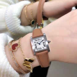 实拍卡地亚-CARTIER2020最新卡地亚法国坦克Cartier Tank Franaise系列，一款百搭性价比又高的手表 搭配全新专柜欧版风格定制的原厂表带，进口瑞士石英机芯。八角形表冠，镶嵌一颗凸圆形合成尖晶石，剑形蓝钢指针，蓝宝石水晶镜面，采用与原装一致的实心内罩，尺寸：25 x 20mm。佩戴舒适柔软服帖，上手显得高贵又典雅，很气质很女人独家货源。