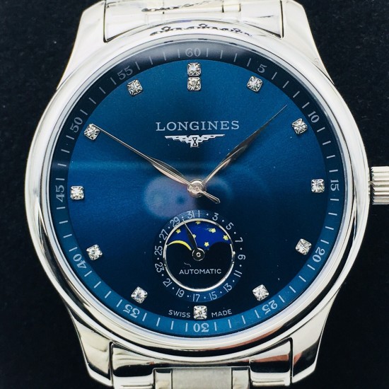 【LG Factory】新力作 浪琴Longines新款「Master Moonphase」月相日历腕表,采用ETA2824-2机芯,功能完美同步,防水深度30米,表耳线条温润流畅。表盘为大三针布局,最特别之处是表圈分钟刻度圈为立体倾斜的设计,提供出色的表盘层次感。6点的月相盘与日历功能融为一体。表盘共有3种款式:银白色麦粒纹搭配衬线体阿拉伯数字时标,黑色麦粒纹搭配罗马数字时标,蓝色日晖纹搭配棍状时标 ,直径40毫米,厚度10毫米,意大利进口小牛皮 原装蝴蝶扣 ⚠️请认准独家品质!LG品质 值得信赖! 【LG Factory】新力作 浪琴Longines新款「Master Moonphase」月相日历腕表,采用ETA2824-2机芯,功能完美同步,防水深度30米,表耳线条温润流畅。表盘为大三针布局,最特别之处是表圈分钟刻度圈为立体倾斜的设计,提供出色的表盘层次感。6点的月相盘与日历功能融为一体。表盘共有3种款式:银白色麦粒纹搭配衬线体阿拉伯数字时标,黑色麦粒纹搭配罗马数字时标,蓝色日晖纹搭配棍状时标 ,直径40毫米,厚度10毫米,意大利进口小牛皮 原装蝴蝶扣 ⚠️请认准独家品质!LG品质 值得信赖!