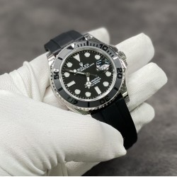 劳力士ROLEX游艇名仕型 3235机芯，双向旋转60分钟刻度外圈配哑黑色Cerachrom陶质圈口，凸显抛光立体数字！42mm直径 ！新款时针增大，分针缩细，增强了可读性。新款Pyesterflex橡胶表带亦配备蚝式保险扣，人性化二级可剪设计，佩戴稳固从而更加舒适！字面刻度填充进口Chromalight长效果蓝色物料！tw出品！超级复刻！出货实拍