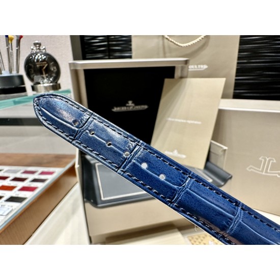 新春款,星空月相约会。积家月相约会系列型号:357843J 腕表浪漫登场,功能同步原装,与原装对版。 【机芯】采用优美达9015机芯改装925A/1,功能同步原装: 6点钟月相盘为一个月走一圈, 7点钟方向表壳按钮调节月相功能。【表壳】直径34mm,厚度8.8毫米。外观同原装精钢材质打造•表圈镶嵌了紧密排列的明亮式切割钻石。【表盘】扭索饰纹表盘,内表盘和谐对称的点缀了尺寸较小的美钻。【表镜】材质为蓝宝石水晶玻璃镜面高透清晰高透清晰。 【表带】意大利质感小牛皮。一切以实物说话 新春款,星空月相约会。积家月相约会系列型号:357843J 腕表浪漫登场,功能同步原装,与原装对版。 【机芯】采用优美达9015机芯改装925A/1,功能同步原装: 6点钟月相盘为一个月走一圈, 7点钟方向表壳按钮调节月相功能。【表壳】直径34mm,厚度8.8毫米。外观同原装精钢材质打造•表圈镶嵌了紧密排列的明亮式切割钻石。【表盘】扭索饰纹表盘,内表盘和谐对称的点缀了尺寸较小的美钻。【表镜】材质为蓝宝石水晶玻璃镜面高透清晰高透清晰。 【表带】意大利质感小牛皮。一切以实物说话