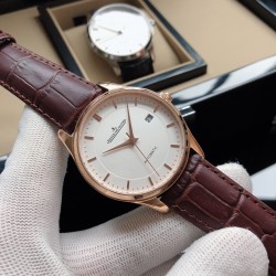 Jaeger-leCoultre Master Ultra Thin 积家J3 超薄多功能大师系列42mm腕表，简洁的线条设计，赏心悦目的表盘。 全新镂空钢蓝指针和表盘，大三针 日历功能。透过玻璃底盖，机芯运行一目了然，搭配原装针扣 表扣！三杰精致推荐男士机械腕表SJ为你精心打造超真实实物图拍摄 让你超真实实物图体验
