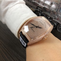 法兰克 穆勒Franck Muller 全新满天星系列⚓️搭载进口日本西铁城机械机芯⚙️18K电镀工艺意大利双面小牛皮原装针扣酒桶形拱桥状精钢表壳⚫️手工全镶嵌施华洛水晶钻 高贵霸气尺寸43*55mm高尚的艺术 精湛的工艺 一经发布 无不轰动