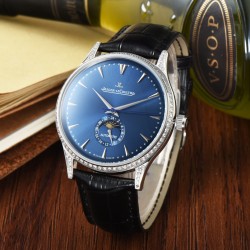 Jaeger-leCoultre Master Ultra Thin Moon积家超薄月相大师系列42mm腕表，简洁的线条设计，赏心悦目的表盘。 显示令表盘尽显活力，6位24小时指针宛如一幕和谐美妙的腕上芭蕾。透过玻璃底盖，机芯运行一目了然。这款厚度仅5.8毫米的超薄机芯向世人证实，超凡的技艺和极尽复杂的功能可以在狭小的空间内完美展现。顶级出品 精品不断
