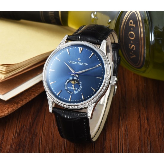 Jaeger-leCoultre Master Ultra Thin Moon积家超薄月相大师系列42mm腕表,简洁的线条设计,赏心悦目的表盘。 显示令表盘尽显活力,6位24小时指针宛如一幕和谐美妙的腕上芭蕾。透过玻璃底盖,机芯运行一目了然。这款厚度仅5.8毫米的超薄机芯向世人证实,超凡的技艺和极尽复杂的功能可以在狭小的空间内完美展现。顶级出品 精品不断 Jaeger-leCoultre Master Ultra Thin Moon积家超薄月相大师系列42mm腕表,简洁的线条设计,赏心悦目的表盘。 显示令表盘尽显活力,6位24小时指针宛如一幕和谐美妙的腕上芭蕾。透过玻璃底盖,机芯运行一目了然。这款厚度仅5.8毫米的超薄机芯向世人证实,超凡的技艺和极尽复杂的功能可以在狭小的空间内完美展现。顶级出品 精品不断