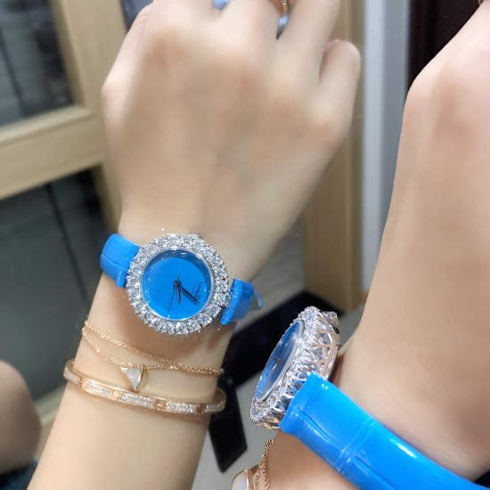 实拍 萧邦新款不断 重点推荐 重磅来袭 LHEUR DU DIAMANT珠宝镶系列,全套精钢镂空打造,光滑精致无暇,采用最新手法三爪镶石工艺,与原装正品一致,尺寸及细节完美至无可挑剔,整表美轮美奂由你任意搭配出行或各种宴会派对,该款专用进口机械机芯,整机保持原状态无改动,稳定性众所周知!表扣饱满不显臃肿,七颗钻石及整个表扣呈现的弧度与镂空的鸟巢壳身完美绝配,搭配之对应效果令你无可挑剔,表带制作精良,狠下本钱采用进口高光牛皮 一点也不逊于市场的一般鳄鱼皮。 实拍 萧邦新款不断 重点推荐 重磅来袭 LHEUR DU DIAMANT珠宝镶系列,全套精钢镂空打造,光滑精致无暇,采用最新手法三爪镶石工艺,与原装正品一致,尺寸及细节完美至无可挑剔,整表美轮美奂由你任意搭配出行或各种宴会派对,该款专用进口机械机芯,整机保持原状态无改动,稳定性众所周知!表扣饱满不显臃肿,七颗钻石及整个表扣呈现的弧度与镂空的鸟巢壳身完美绝配,搭配之对应效果令你无可挑剔,表带制作精良,狠下本钱采用进口高光牛皮 一点也不逊于市场的一般鳄鱼皮。
