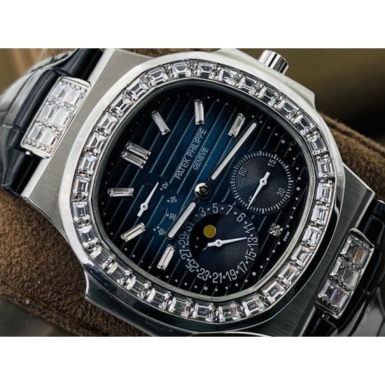 【PFF Factory2021牛年力作】V2升级版 【市场最高品质版本】百达.翡丽Patekphilippe运动系列(鹦鹉螺)5724(霸道总裁)升级版!1⃣️所有功能同正品(10字位动能显示,7字位日历和月相 4字位小秒针),和原装一样的带水平压纹图案,带荧光刻度 !2⃣️直径40毫米,904L精钢镀金,蓝宝石玻璃镜面。3⃣️5722和5724款的外钻为施华洛世奇钻,通透闪亮,气质非凡。在目前技术范畴内尽可能接近原装,此款腕表可以让您驾驭所有场合!PFF匠心之作 欢迎您的品鉴! 【PFF Factory2021牛年力作】V2升级版 【市场最高品质版本】百达.翡丽Patekphilippe运动系列(鹦鹉螺)5724(霸道总裁)升级版!1⃣️所有功能同正品(10字位动能显示,7字位日历和月相 4字位小秒针),和原装一样的带水平压纹图案,带荧光刻度 !2⃣️直径40毫米,904L精钢镀金,蓝宝石玻璃镜面。3⃣️5722和5724款的外钻为施华洛世奇钻,通透闪亮,气质非凡。在目前技术范畴内尽可能接近原装,此款腕表可以让您驾驭所有场合!PFF匠心之作 欢迎您的品鉴!