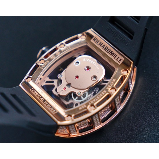 理查德米勒 RICHARD MILLE 最新升級特别版 抛光亮壳 让你体验最亮鬼头 带出最经典的RM052鬼头经典传奇 永不落后 镂空骷髅头腕表.骷髅头轮廓突出,造型霸气不羁,具有震撼人心的魅力。搭配艳耀色彩的真皮轻便表带,更拉风,更前卫。缤纷盛夏,换上短袖T恤的你,腕间搭上鲜艳的表款,是不是很吸睛?尺寸43x50mm ⚠️请认准独家品质 理查德米勒 RICHARD MILLE 最新升級特别版 抛光亮壳 让你体验最亮鬼头 带出最经典的RM052鬼头经典传奇 永不落后 镂空骷髅头腕表.骷髅头轮廓突出,造型霸气不羁,具有震撼人心的魅力。搭配艳耀色彩的真皮轻便表带,更拉风,更前卫。缤纷盛夏,换上短袖T恤的你,腕间搭上鲜艳的表款,是不是很吸睛?尺寸43x50mm ⚠️请认准独家品质